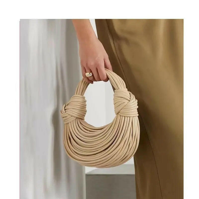 Exquisite handgewebte Nudeltasche: Luxuriöse Clutch in Gold und Silber 