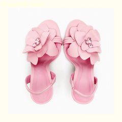 Elegante, kristallverzierte Sandalen aus Schaffell mit Absatz in Grün/Rosa Blumenmuster