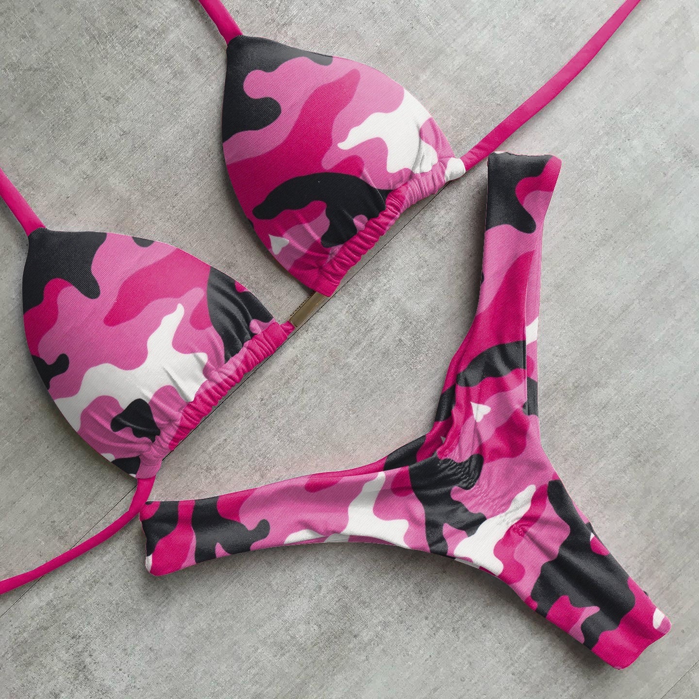 Bikini con estampado de camuflaje llamativo 