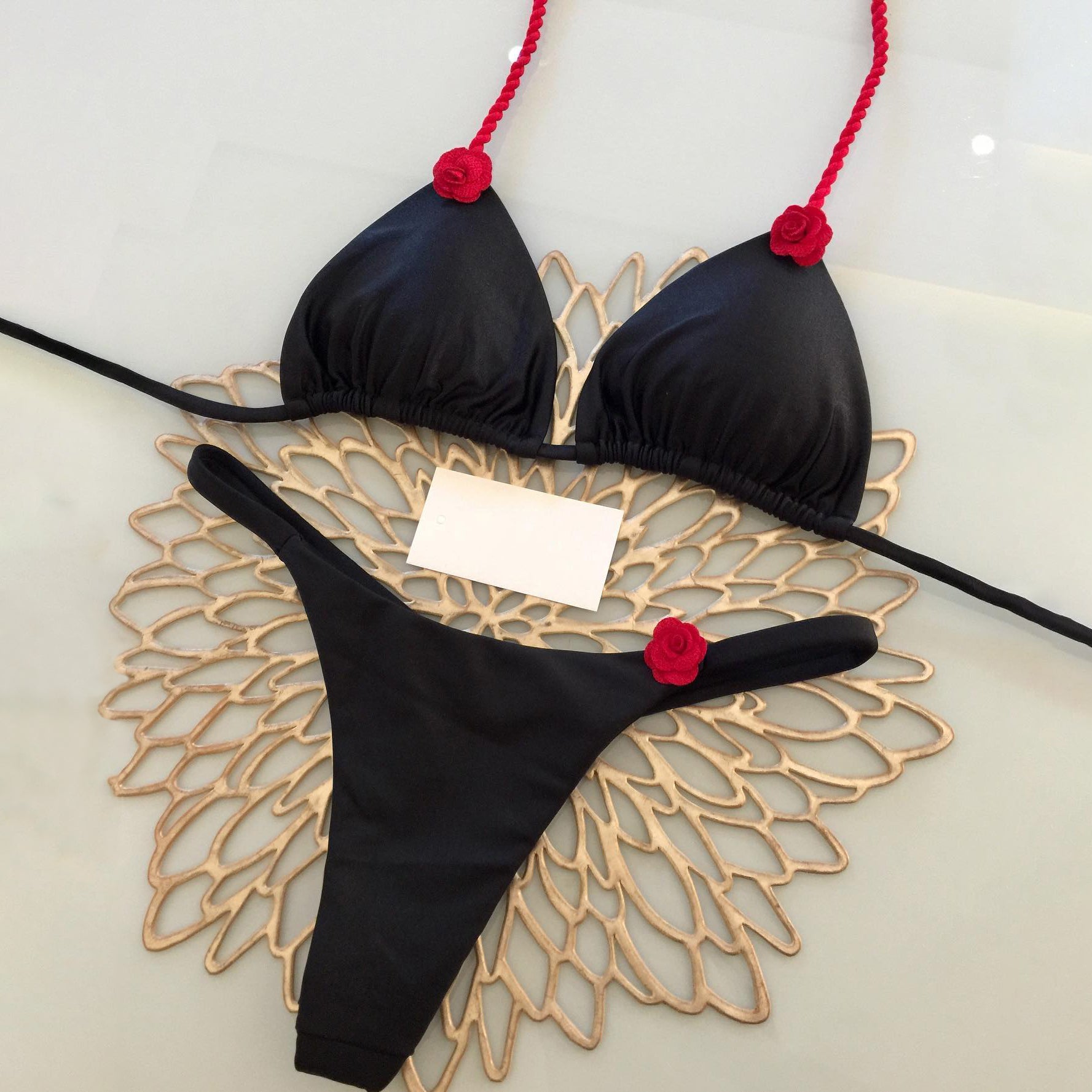 bikini tridimensional con abertura en forma de rosa