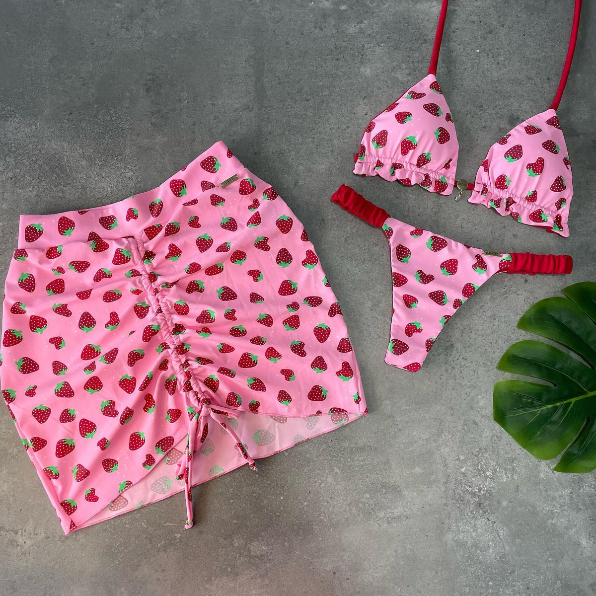 Conjunto de traje de baño de tres piezas con estampado de fresas de moda