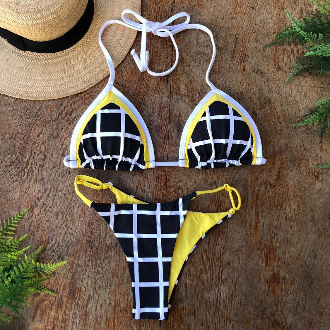 Stylischer Strapsbikini mit kontrastierendem Karomuster 