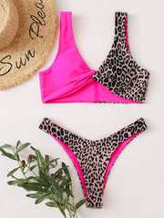 Bikini de leopardo con costuras en contraste