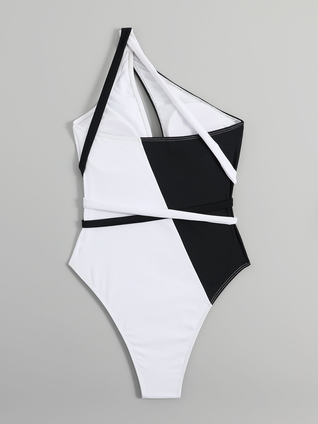 Bikini de una pieza con lazo en blanco y negro