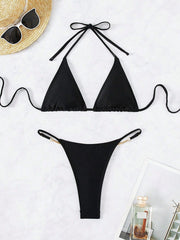 Bikini con cadena decorativa y letras en tanga