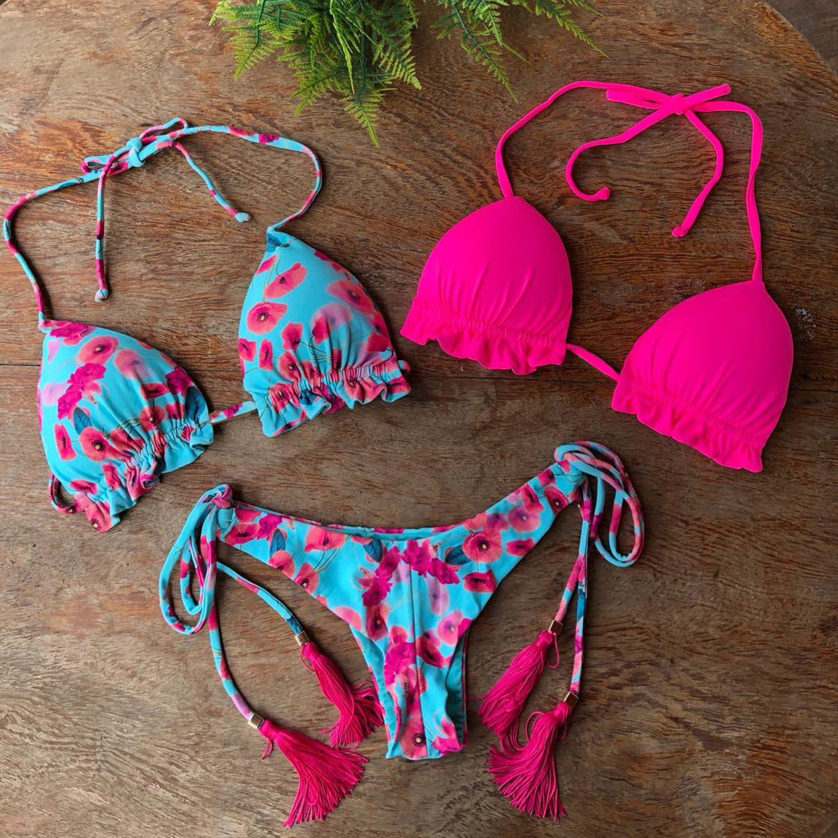 Dreiteiliges Bikini-Set mit Hawaii-Blumenquaste und einfarbigem Schlitz 