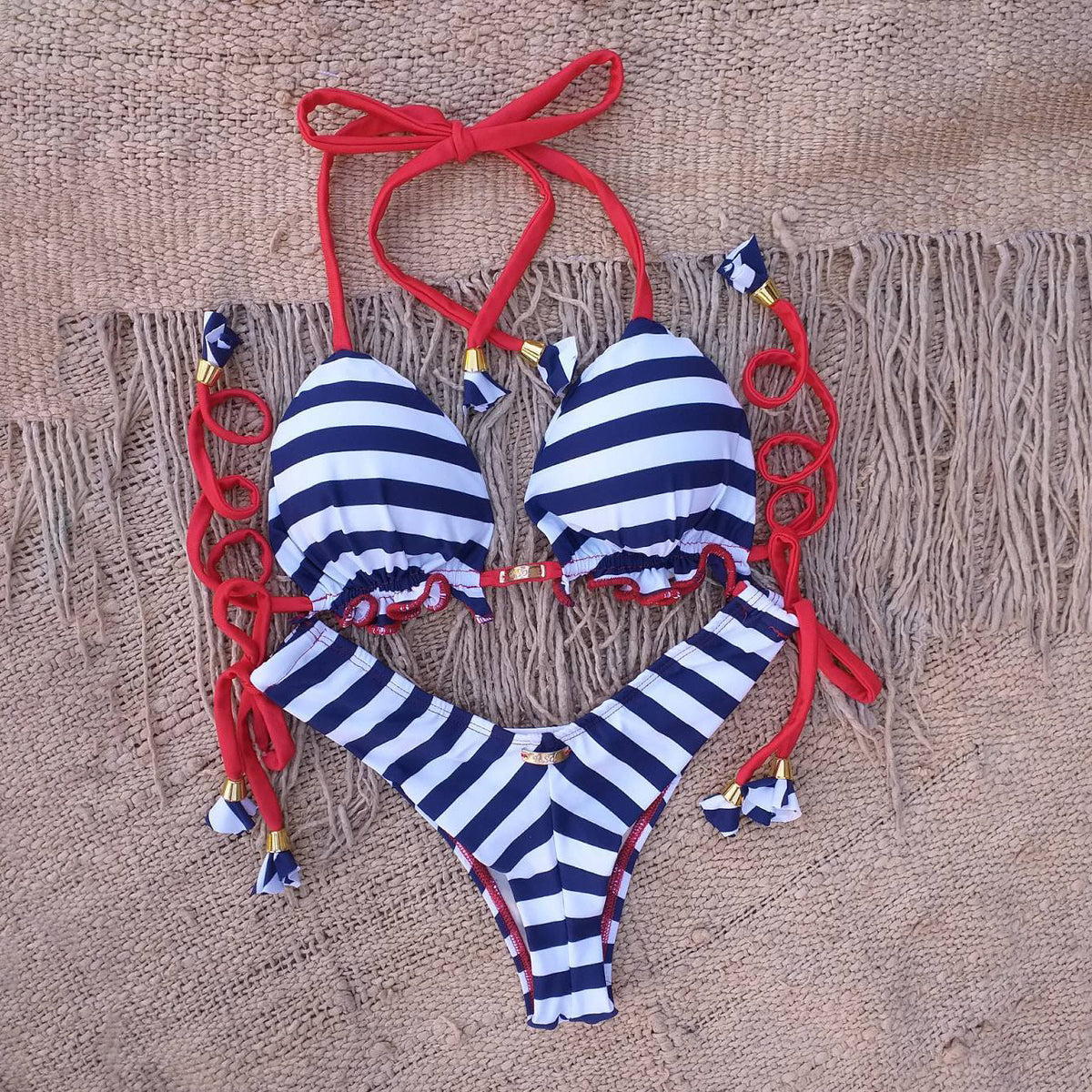 Bikini moderno con rayas de colores en contraste 