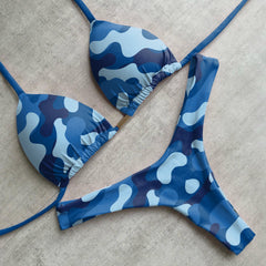 Bikini con tirantes y estampado de camuflaje 