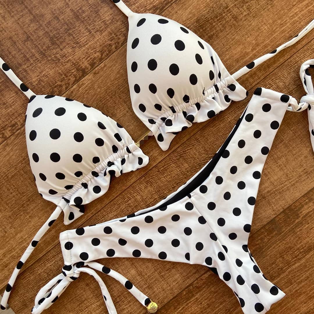 Basic-Bikini mit gepunkteten Trägern und Schlitzen 