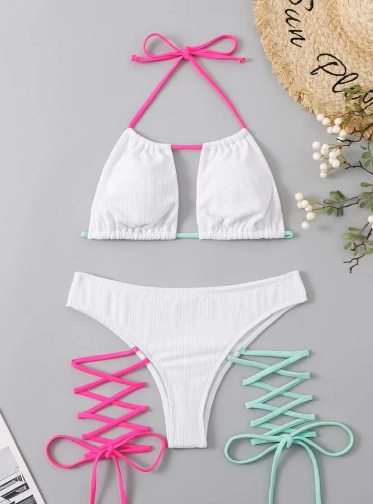 Geteilter Bikini mit Schnürung