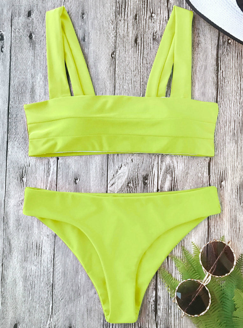 Nuevo conjunto de bikini bandeau con relleno y tirantes anchos