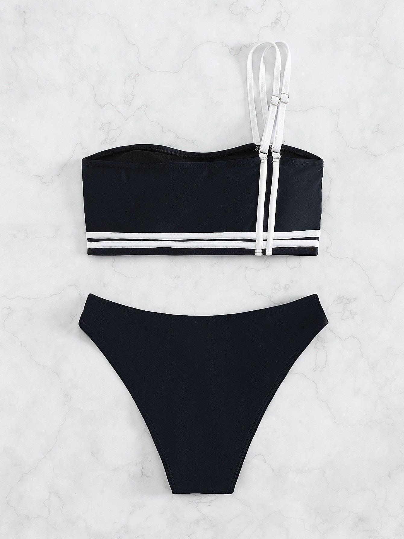 Bikini mit One-Shoulder-Ausschnitt und Schlitz