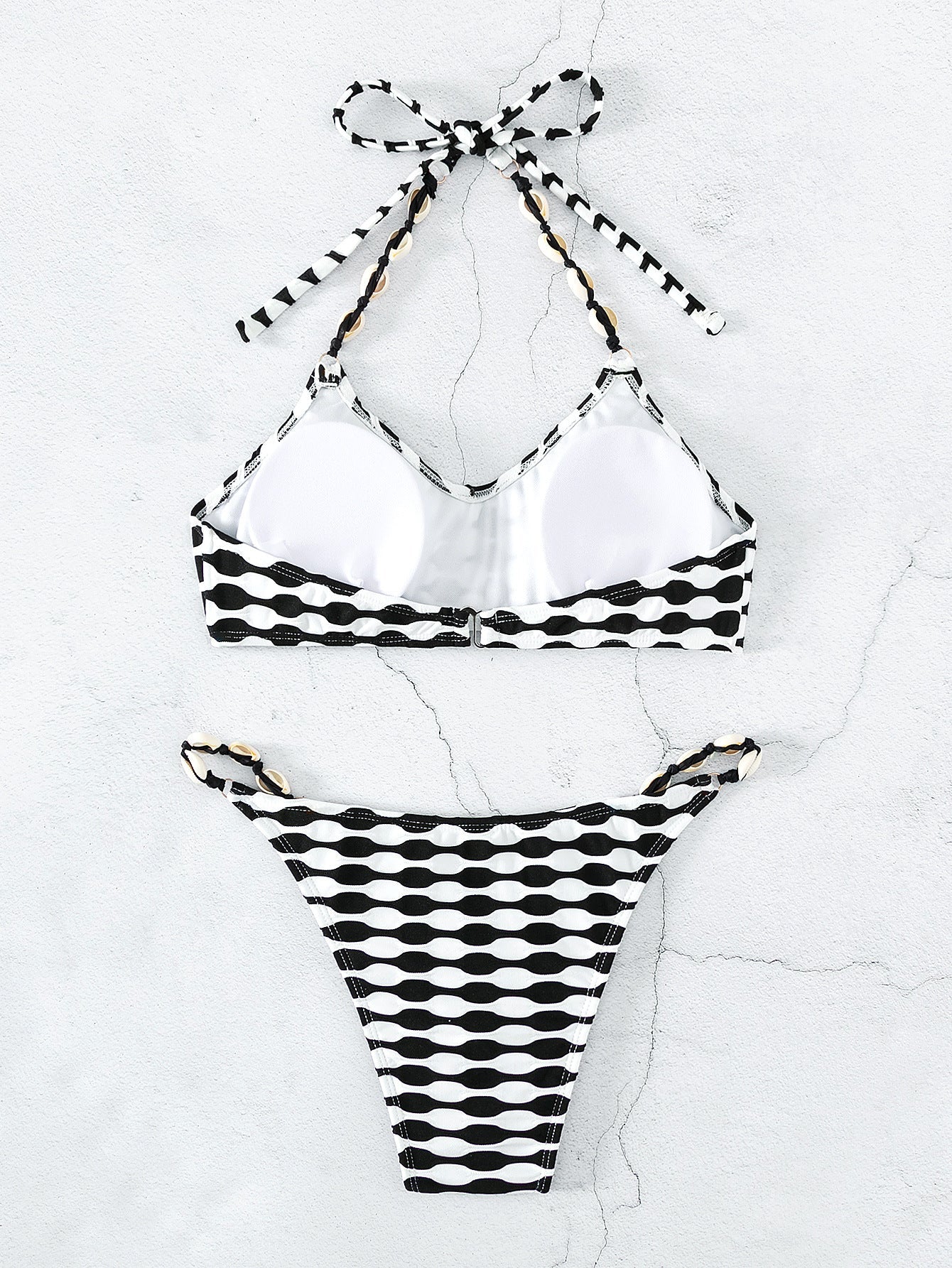 Bikini de cuerda con conchas en contraste en blanco y negro