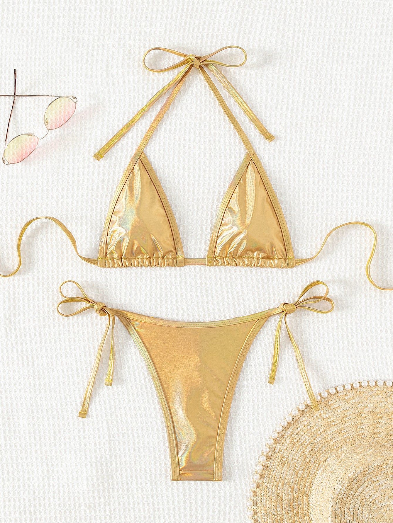 Conjunto de bikini con espalda descubierta y cadena triangular con tanga