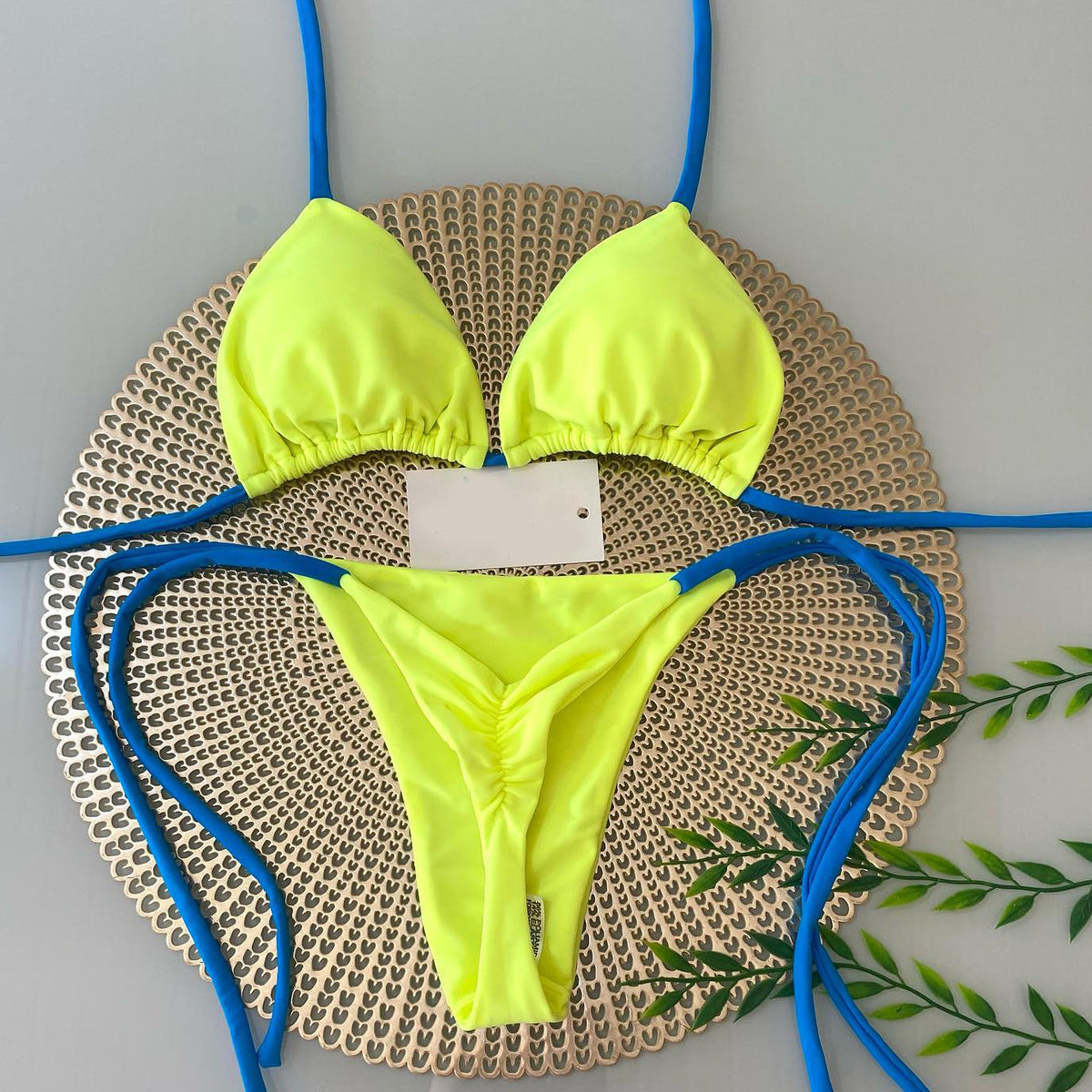 bikini con tirantes en contraste de color 