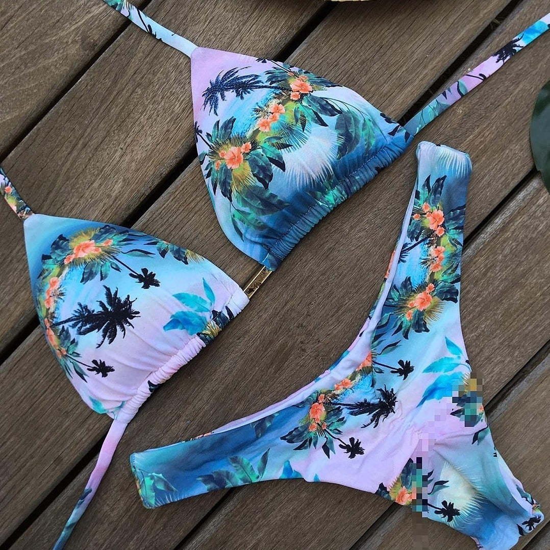 Bikini estilo resort hawaiano con diseño de árbol de coco 