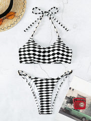 Bikini de cuerda con conchas en contraste en blanco y negro