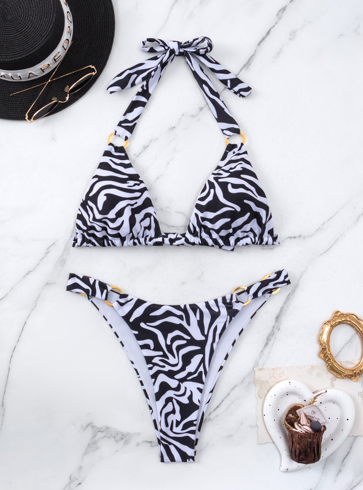 Rückenfreier Bikini mit Metallring-Print