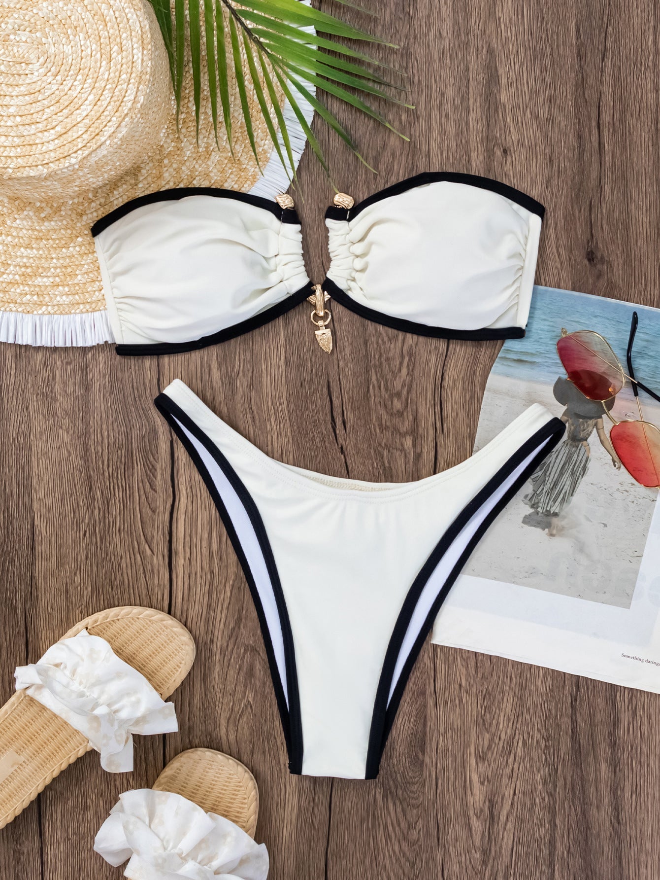 Bikini de cintura alta con top de tubo y colores contrastantes