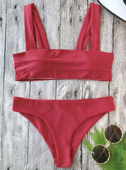 Nuevo conjunto de bikini bandeau con relleno y tirantes anchos