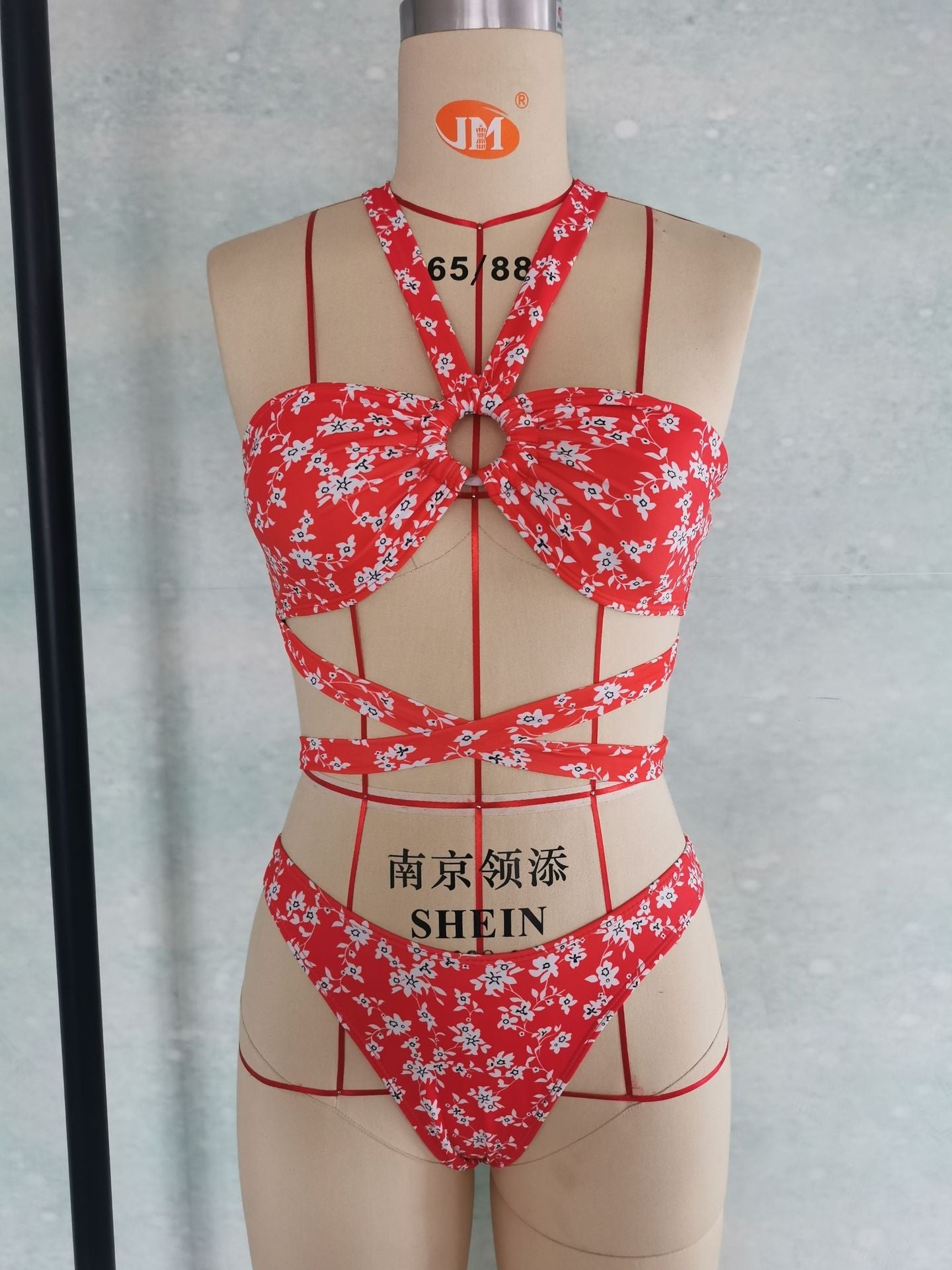 Rückenfreier Bikini mit Kreuzdesign und Blumenring