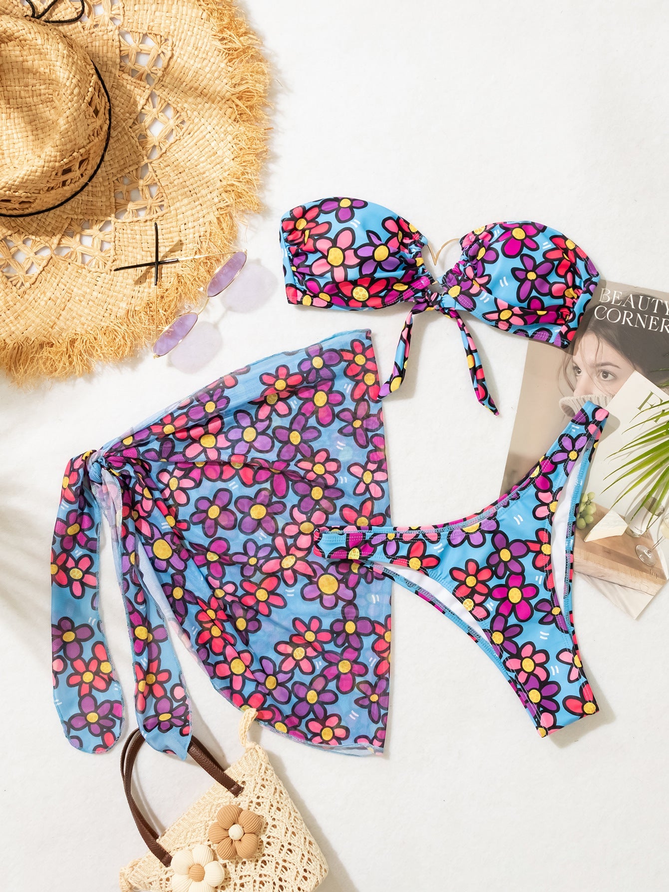 Bikini de tres piezas con top de tubo y estampado de flores