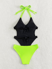 Einteiliger Bikini mit Kontrast