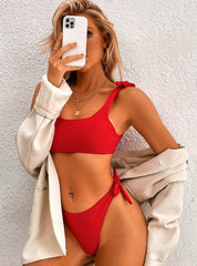 Einfarbiger Bikini mit Schlitz und hoher Taille