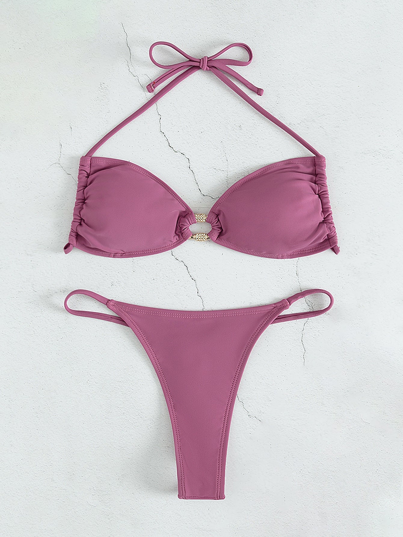 Bikini de playa con tanga y tirantes tipo halter 