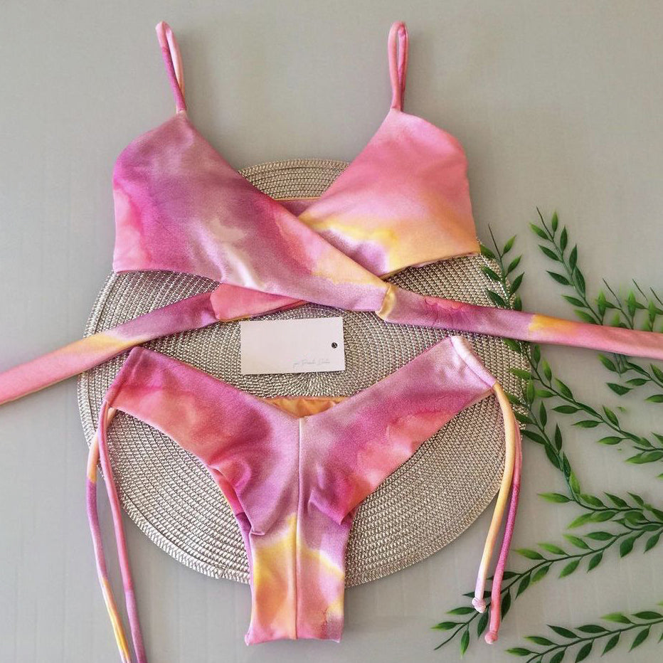 Bikini tie-dye de estilo resort