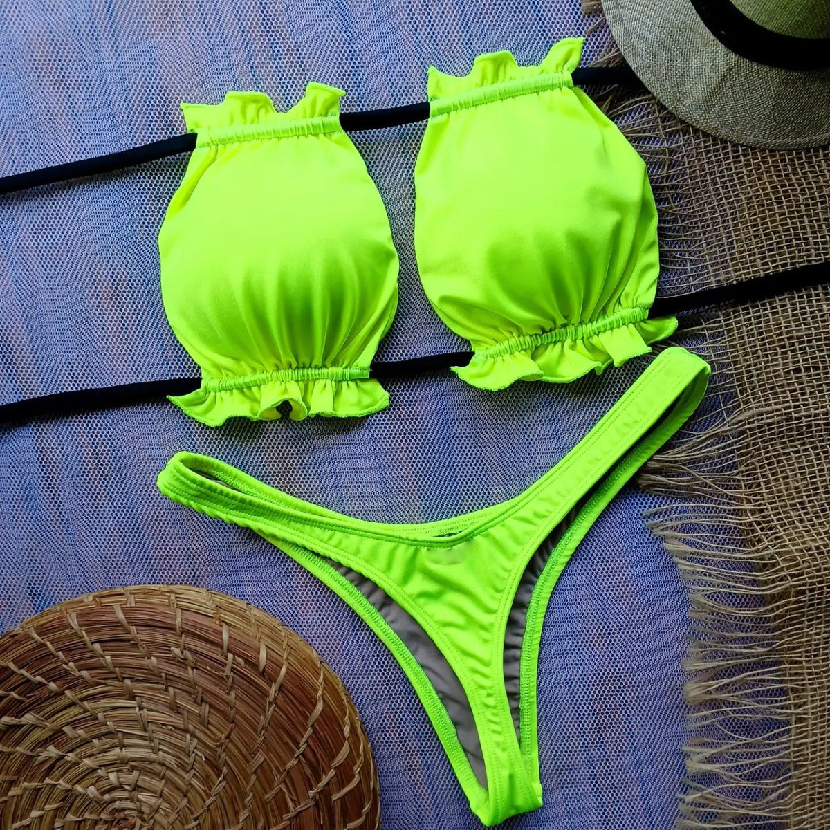 Bikini dividido con tirantes verde fluorescente y pecho cruzado