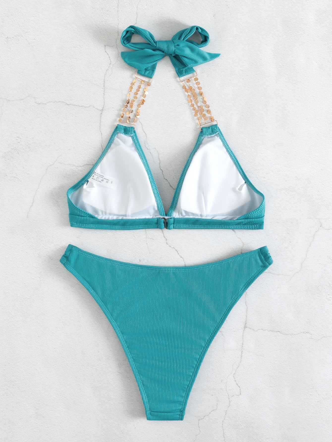 Bikini playero estilo halter con espalda descubierta y cadena