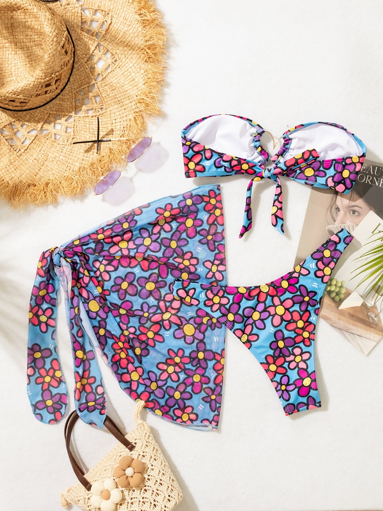 Bikini de tres piezas con top de tubo y estampado de flores