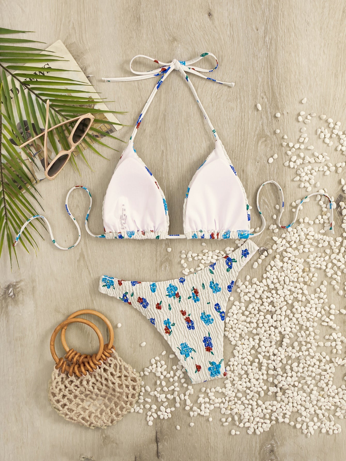 Bikini de playa con estampado de flores y cuerda