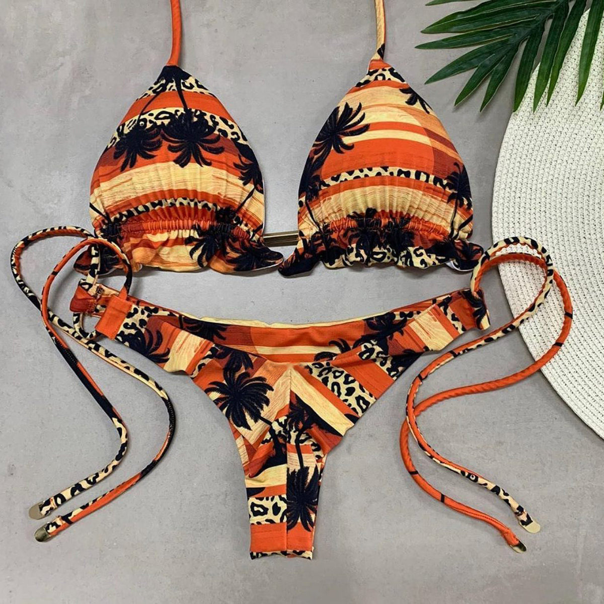 Bikini con estampado hawaiano al atardecer 