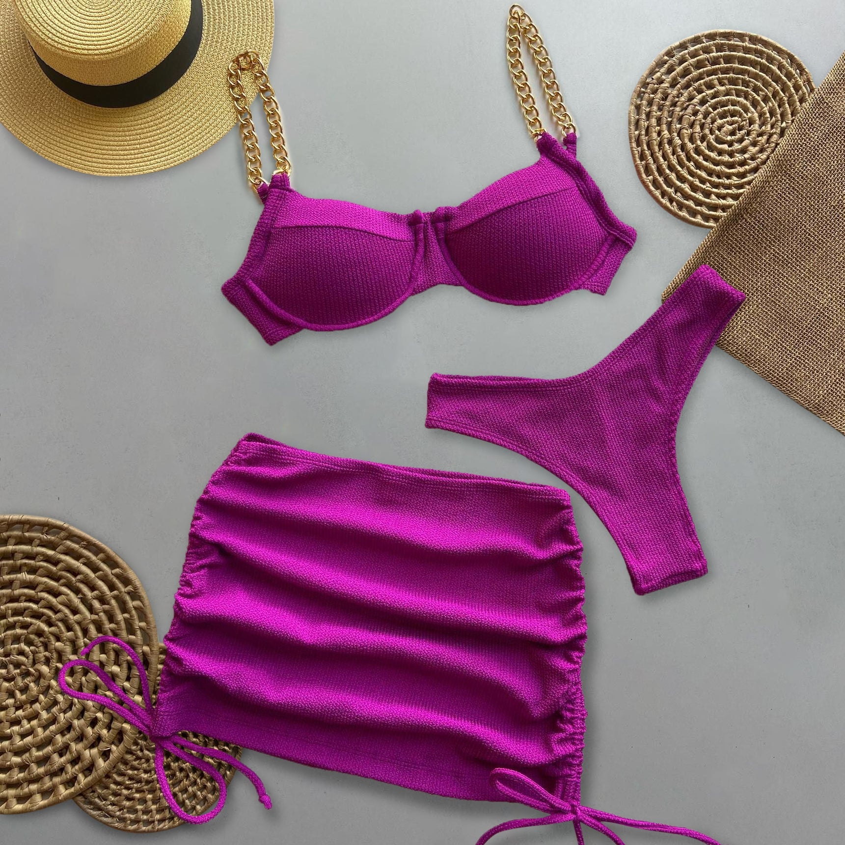 Conjunto de bikini de tres piezas con cadena 