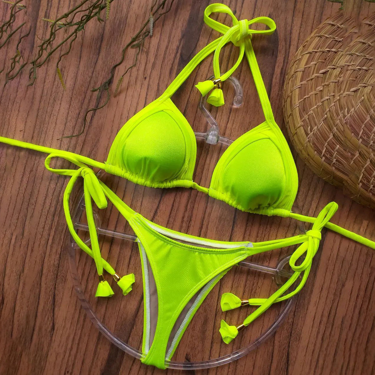 Bikini con abertura y tirantes estilo vacaciones en color liso y elegante