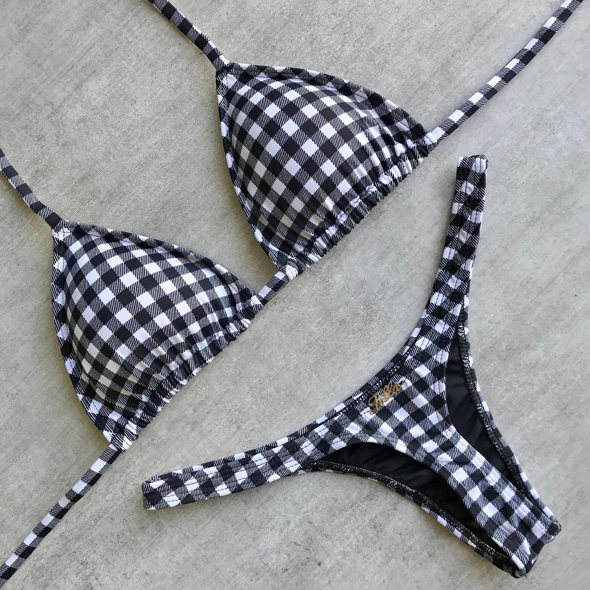 schwarz-weiß karierter Bikini mit Bikini