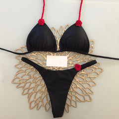 bikini tridimensional con abertura en forma de rosa