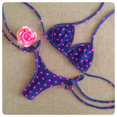 Personalisierter Split-Bikini mit kontrastierenden Polka-Dot-Trägern 