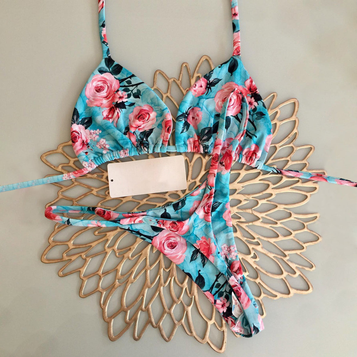 Bikini con tirantes florales estilo resort 