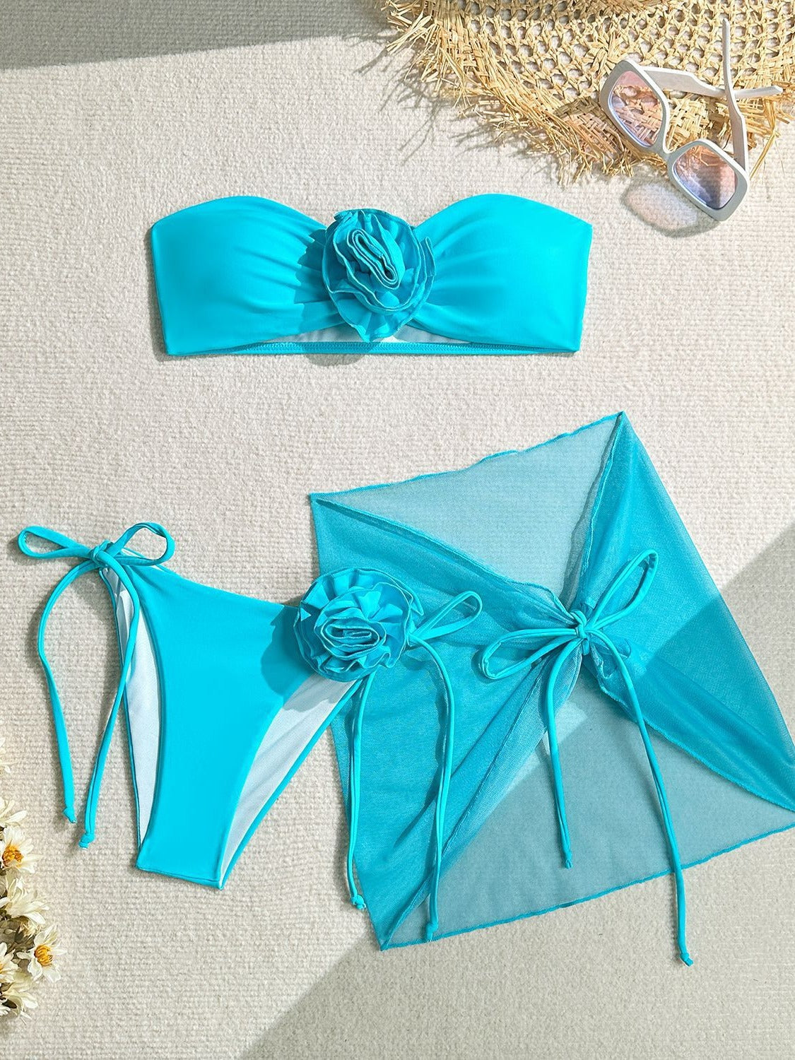 Traje de baño de playa de tres piezas con tirantes de flores tridimensionales