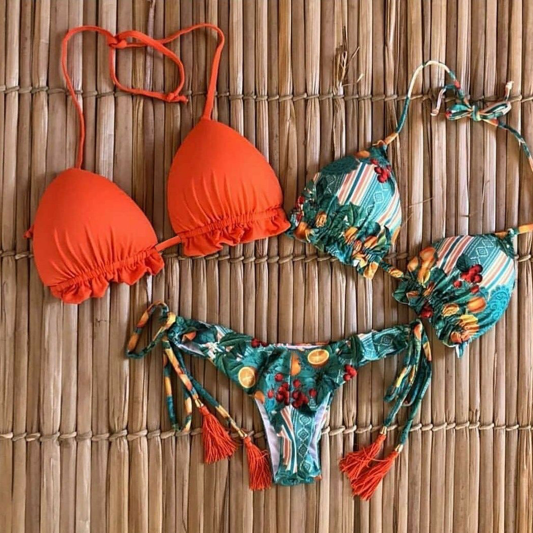 Stilvoller Bikini im Resort-Stil mit Blumenmuster 