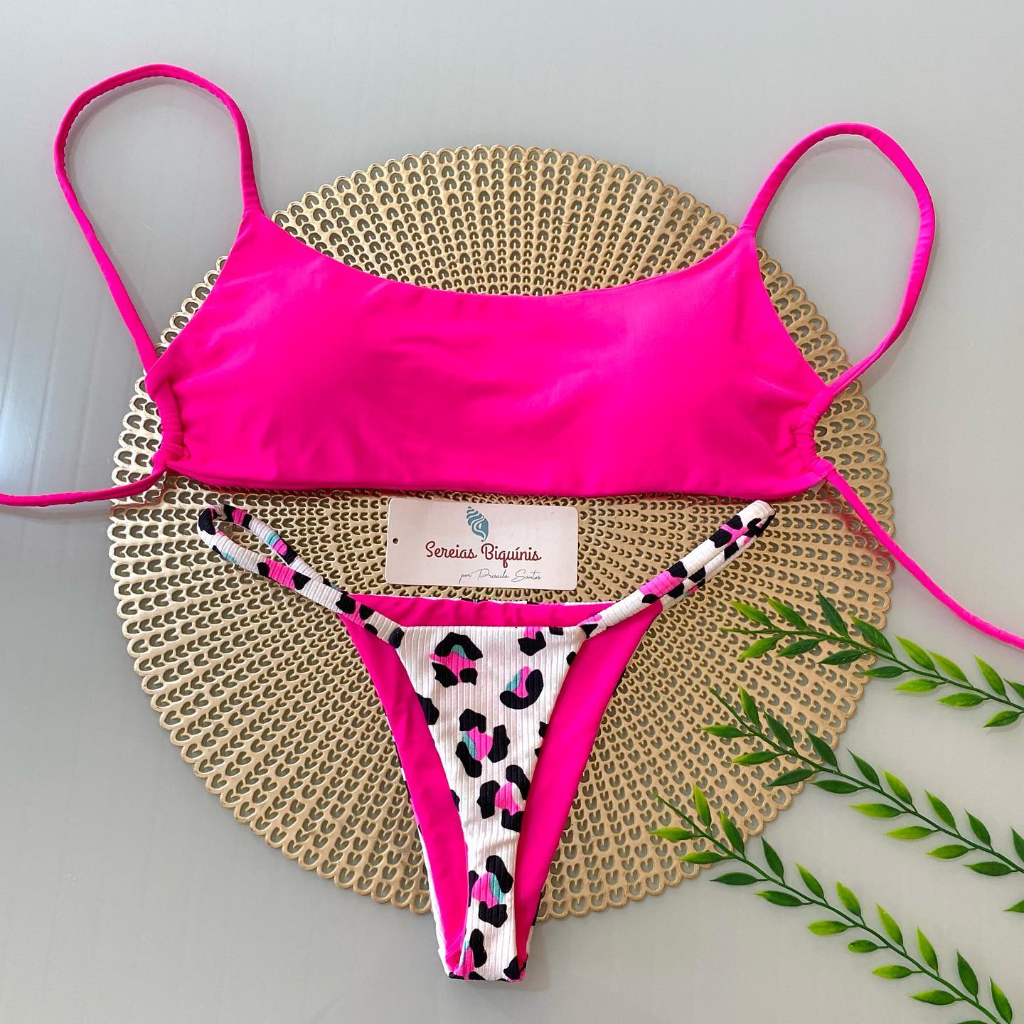 und Split-Bikini im Urlaubsstil mit Leopardenmuster