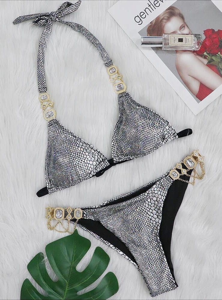 Bikini con tiras de serpiente doradas y cadena de diamantes de cristal