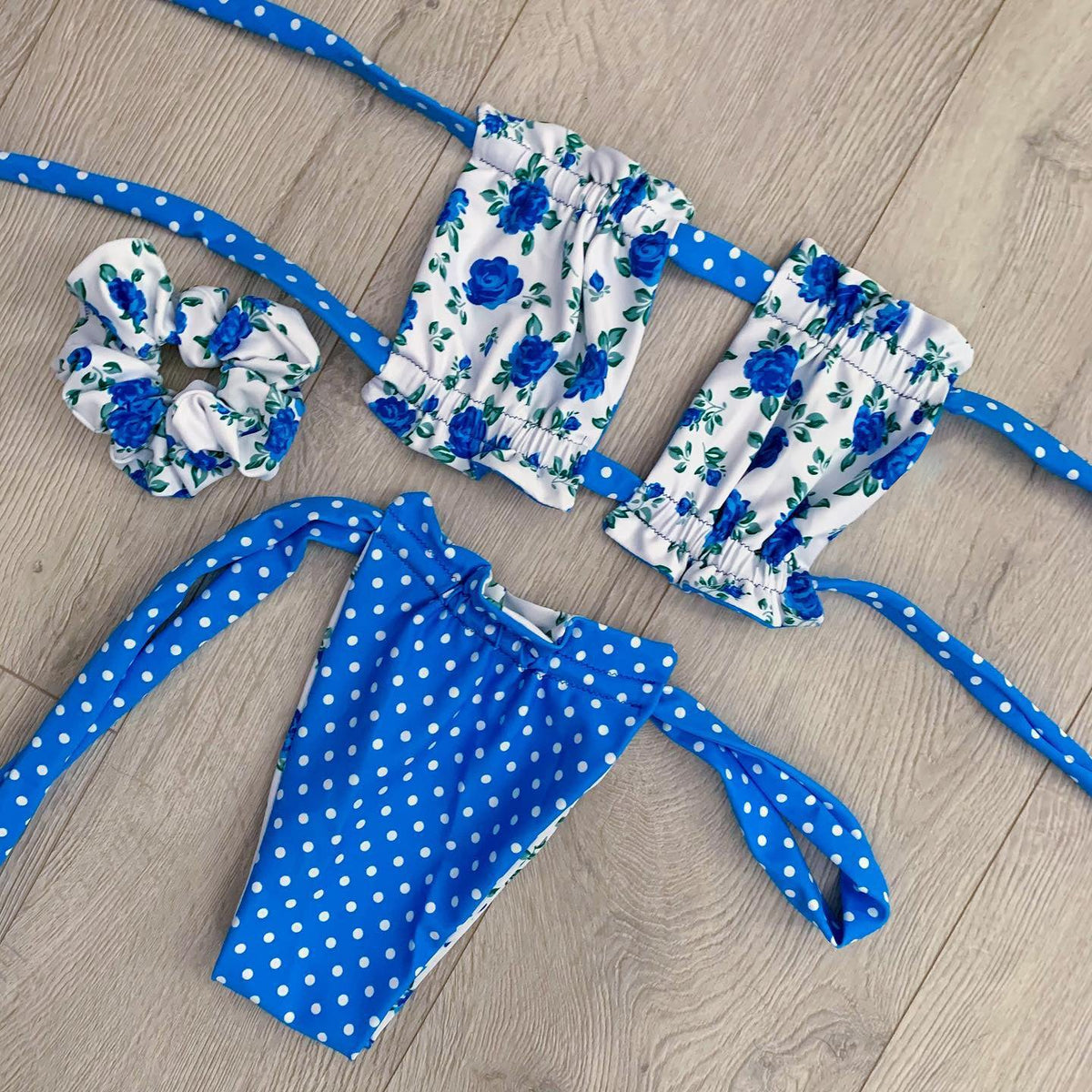 Bikini zum Binden mit Blumen- und Polka-Dot-Muster