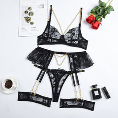 Dessous-Set mit durchgehender Spitze und Metallkette