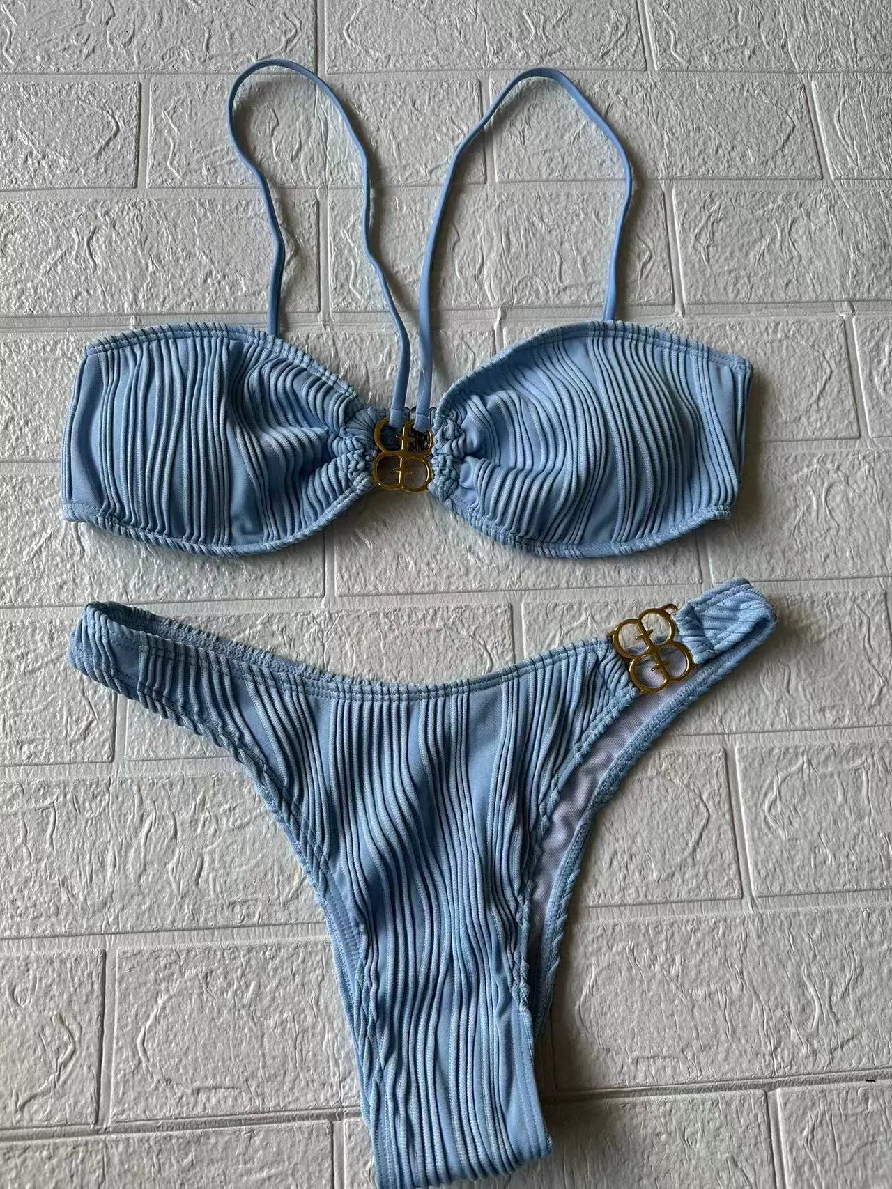 Conjunto de bikini con cuello halter, parte superior e inferior