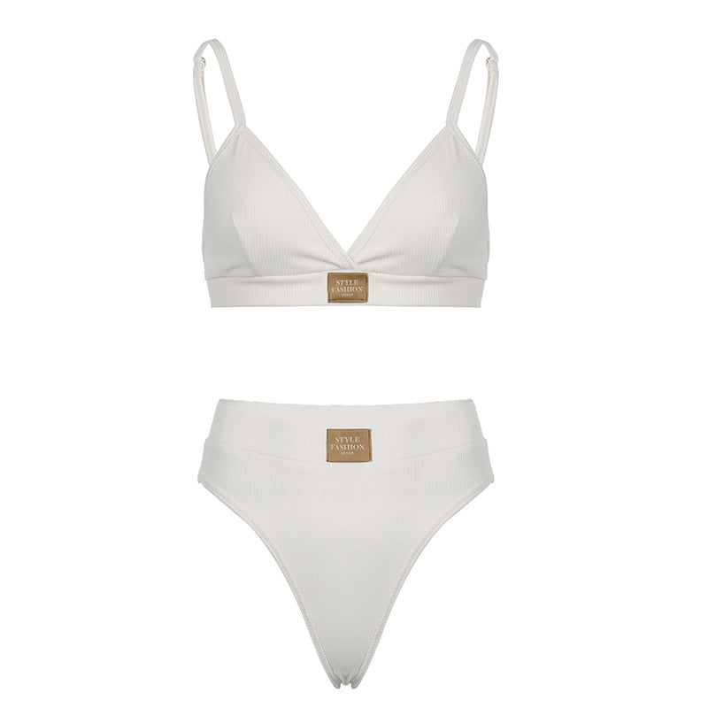 Schlichtes Bralette-Set mit Farbkontrasten und Logo