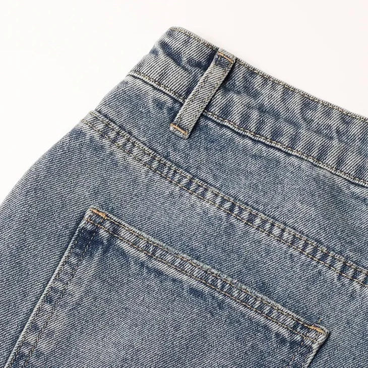 JEANS MIT UNREGELMÄSSIGEM VERSCHLUSS